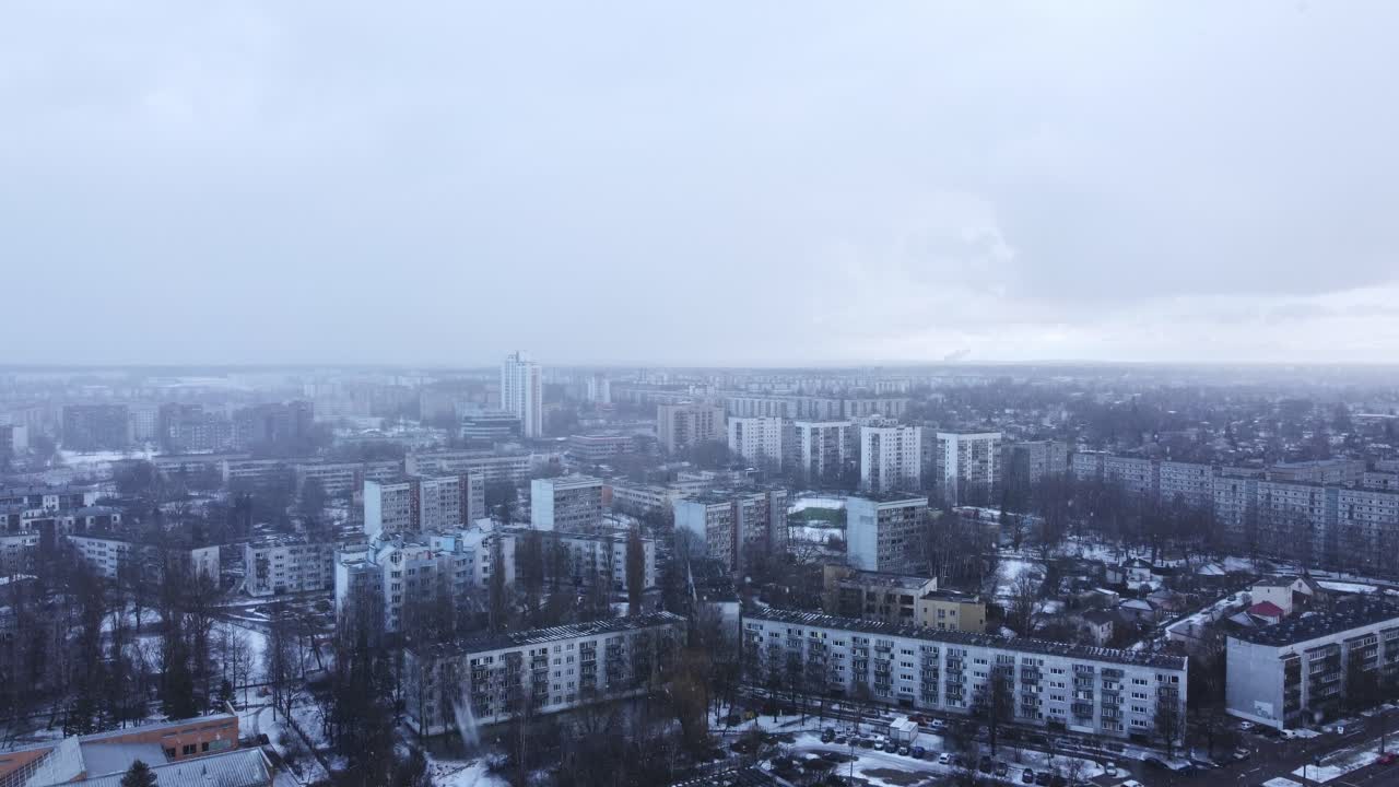 강설 중 라트비아에 있는 소련 건물의 그림 같은 공중 설립자