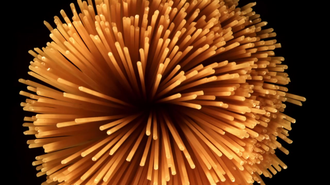 Primo piano di spaghetti crudi con zoom indietro su sfondo nero