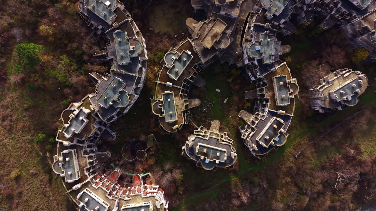 Esplorazione di architetture abbandonate in una vista aerea dettagliata che rivela la natura che si riappropria delle strutture urbane