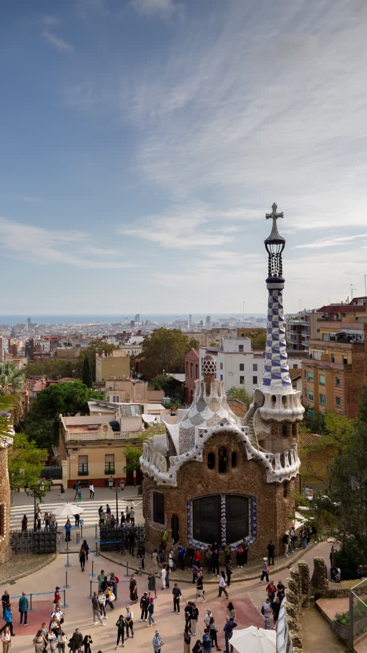바르셀로나 스카이 라인의 타임 스 (timelapse of the barcelona skyline) 는 파크  (parc guell) 에서 수직으로 찍은 사진이다.