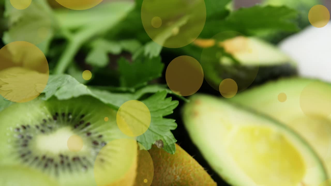 과일 위에 떨어지는 노란색 반점의 애니메이션