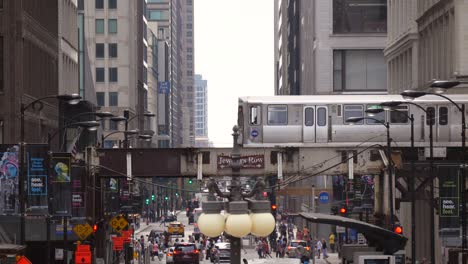 Geschäftige-Straße-In-Der-Innenstadt-Von-Chicago