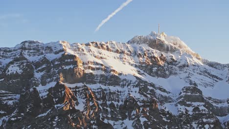 Toma-Aérea-Del-Amanecer-Con-La-Silueta-De-Montañas-Cubiertas-De-Nieve