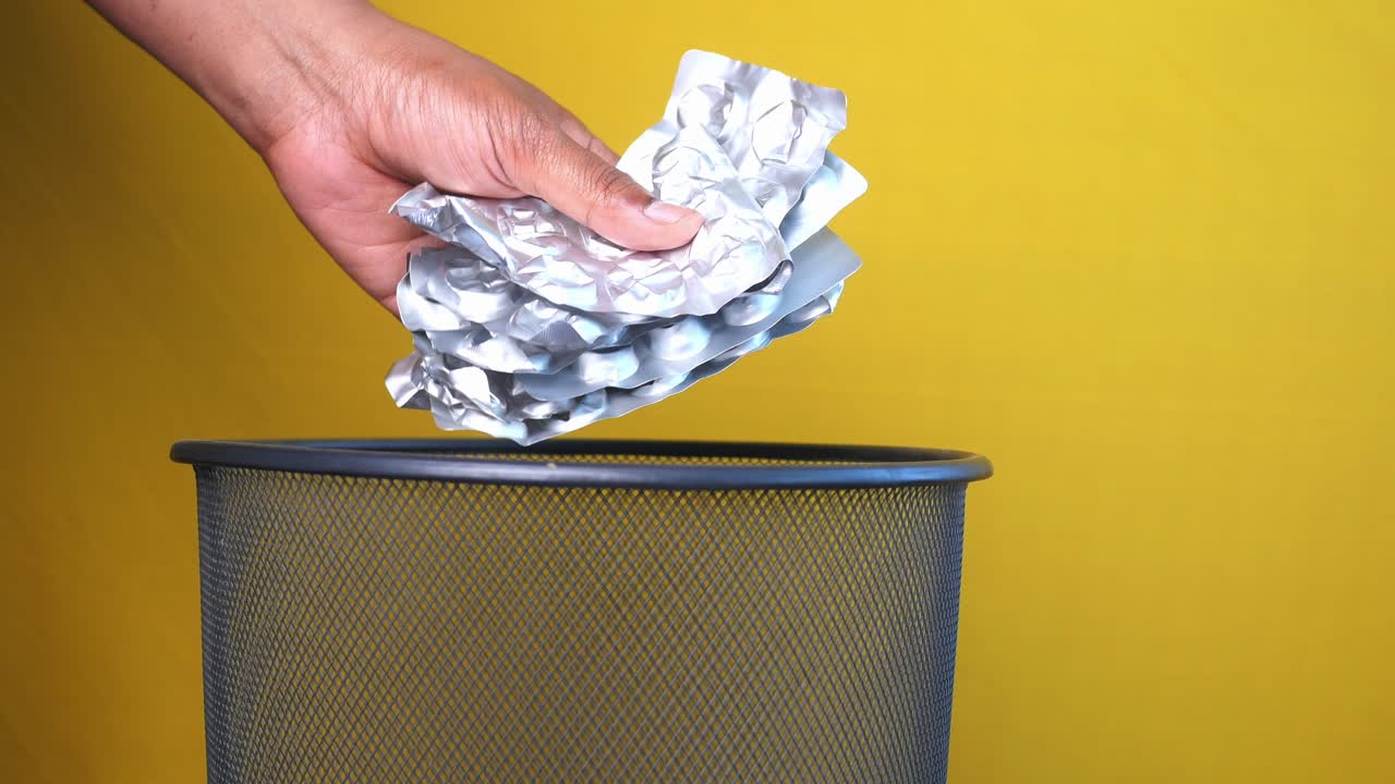 만료 된 약을 손으로 버리는 것