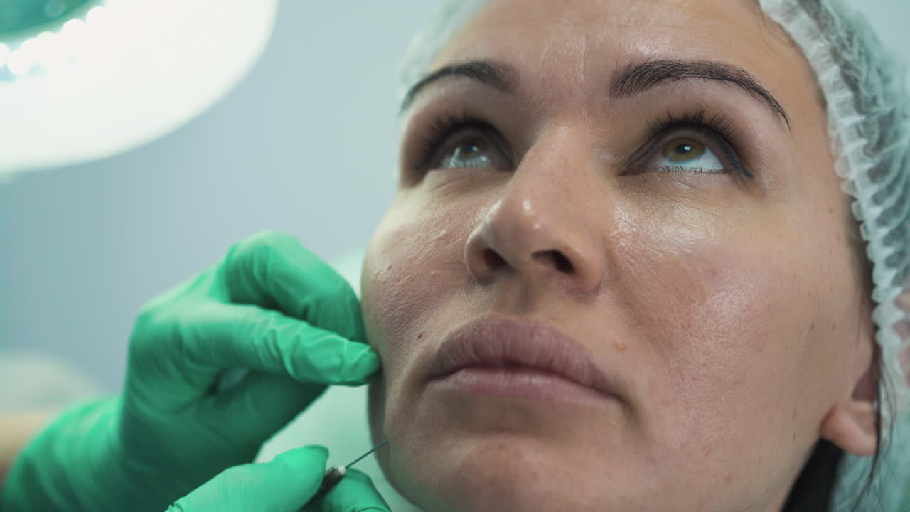 el médico inyecta un relleno antienvejecimiento a una mujer en una clínica de belleza.