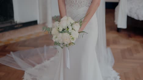 Novia-Elegante-Sosteniendo-Un-Ramo-De-Flores-Blanco-En-Un-Vestido-De-Novia-De-Encaje