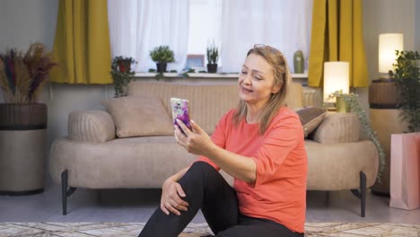 mujer haciendo una videollamada por teléfono.