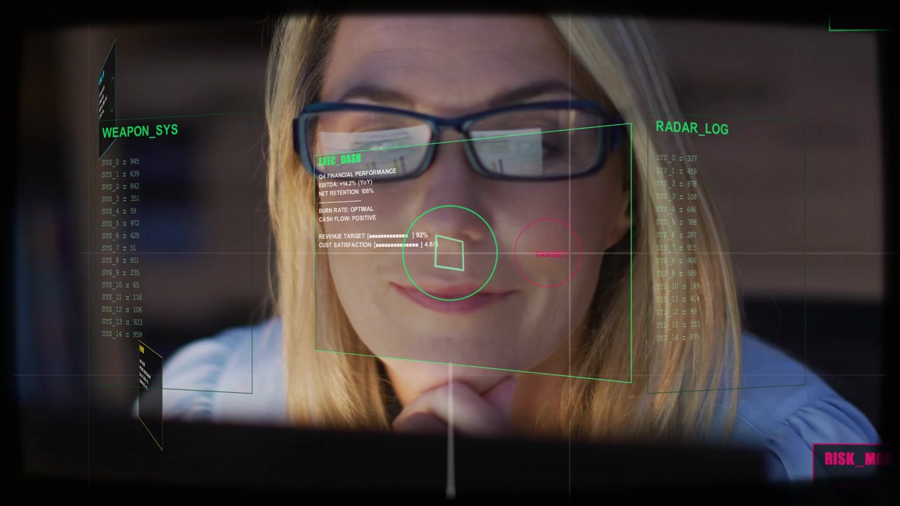 Forsvarsanalytiker studerer skjerm, system oppdager ansikt og animerer HUD-paneler for målretting