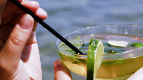 Mojito-Mit-Stroh-Trinken