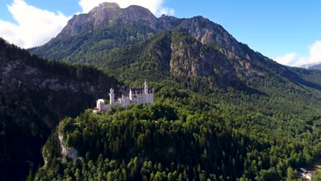 Schloss-Neuschwanstein-Bayerische-Alpen-Deutschland