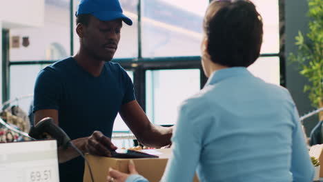 un travailleur discute avec un courrier.