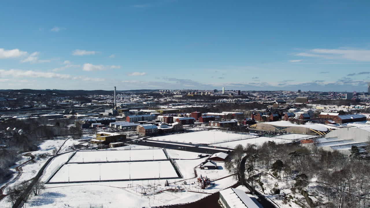 베르크 공원과 고텐부르크 시내 풍경 배경, 공중에서 눈으로 인 축구장