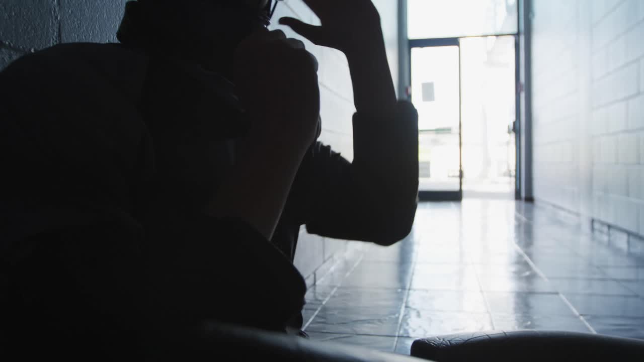 복도 에 있는 하키 선수