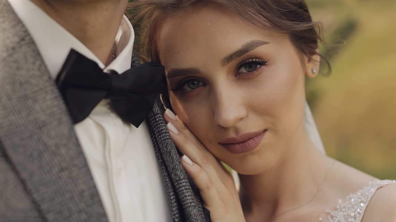 신혼부부, 신부 여자가 남편의 어깨에 누워서 카메라를 보고, 행복한 결혼 부부