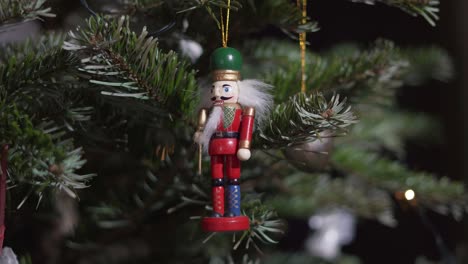 cascanueces de juguete de decoración en el árbol de navidad