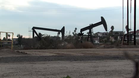 Campo-Petrolero-Con-Bombas-De-Aceite-En-Los-Angeles-En-La-Noche,-California,-Estados-Unidos