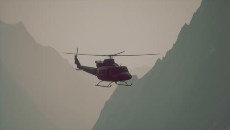 helicóptero volando sobre las montañas