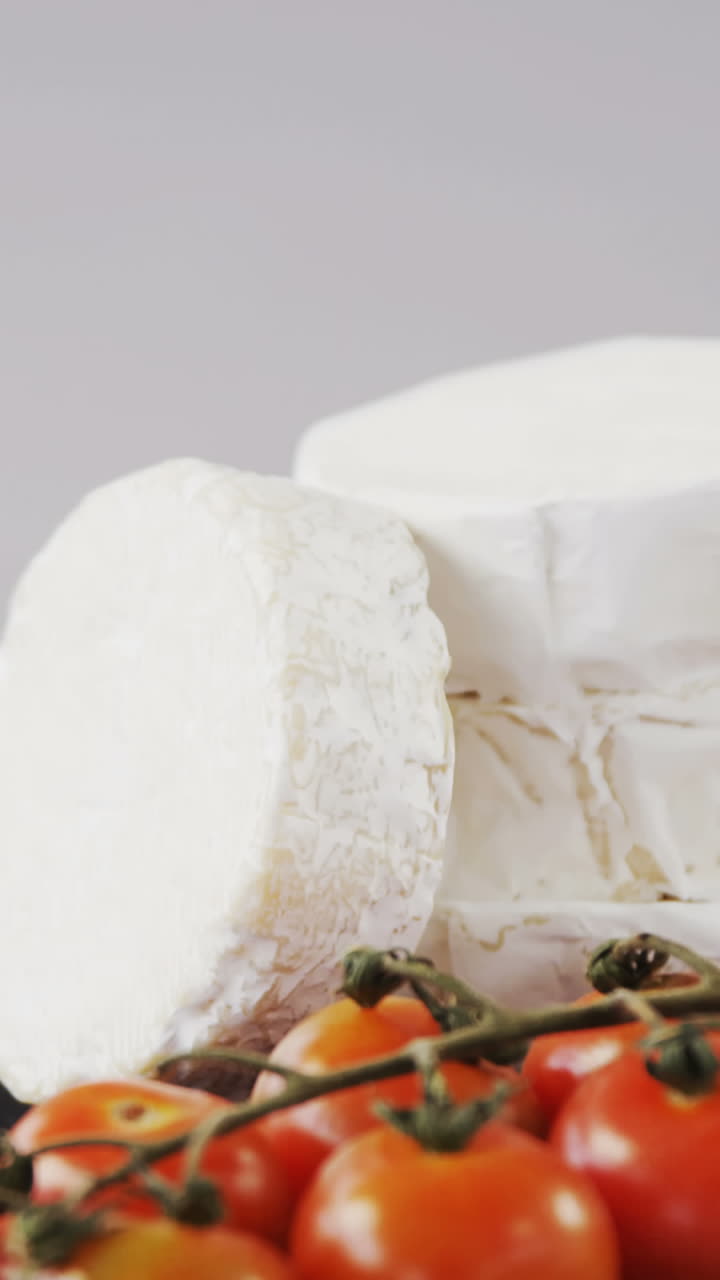 queso con tomates y hierba de romero