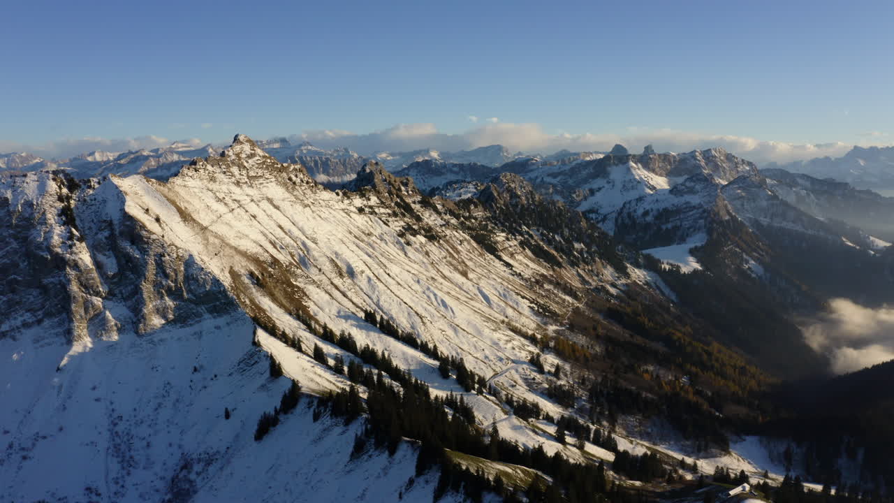 vista panorámica de las cumbres de los prealpes en la nieve cerca de montreux con los alpes suizos en el fondo