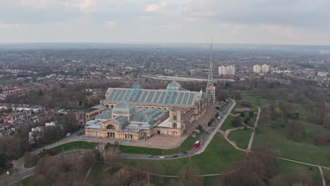 Aufsteigende-Seitliche-Drohnenaufnahme-Von-Alexandra-Palace-And-Grounds-London