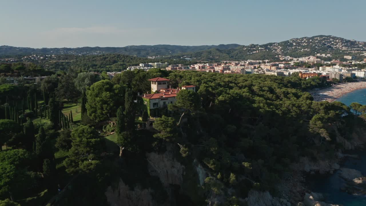 Vista drone che gira intorno a una villa nel giardino di Santa Clotilde.
