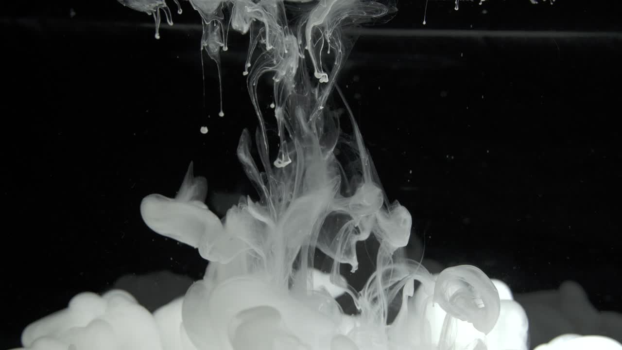 검은 바탕에 촬영된 물 속의 색 잉크 효과