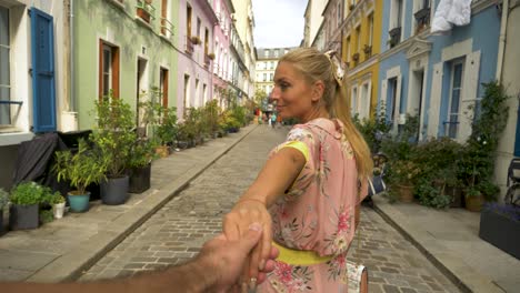 Hübsche-Frau,-Die-Hände-Mit-Freund-Hält,-Folgt,-Rue-Cremieux,-Paris