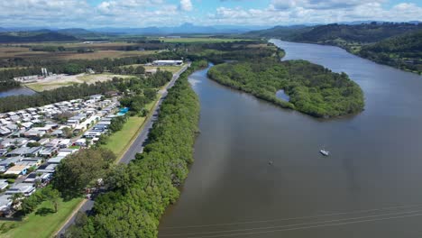 Paisaje-Tranquilo-Del-Río-Tweed-En-Nueva-Gales-Del-Sur,-Australia---Toma-Aérea