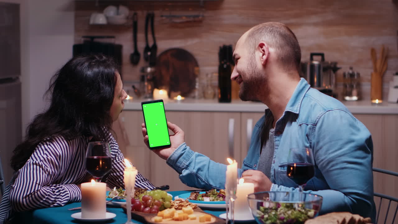 teléfono de pantalla verde en la cena