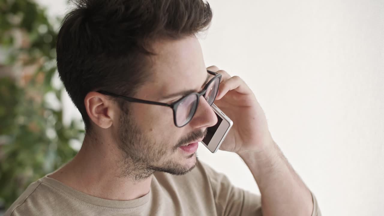 hombre de negocios hablando por teléfono móvil en la oficina de su casa