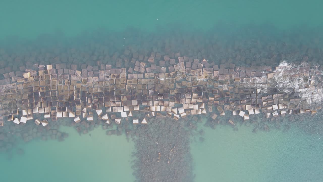 바다로부터 해안을 강화하고 보호하기 위한 돌 건설 - 조감도