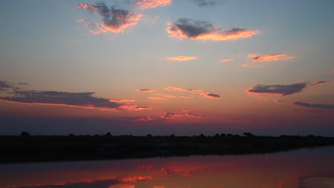 un crucero en barco por el lado namibio del río zambezi en verano en la región de caprivi strip-zambezi al atardecer