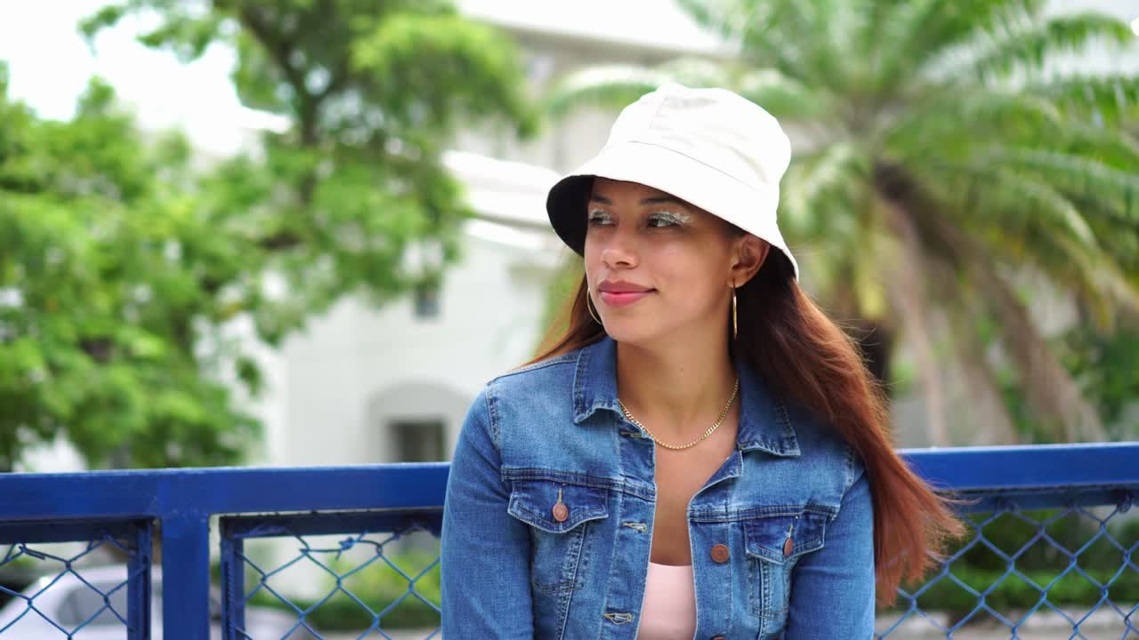 mujer sonriendo al aire libre en la calle de la ciudad por la mañana