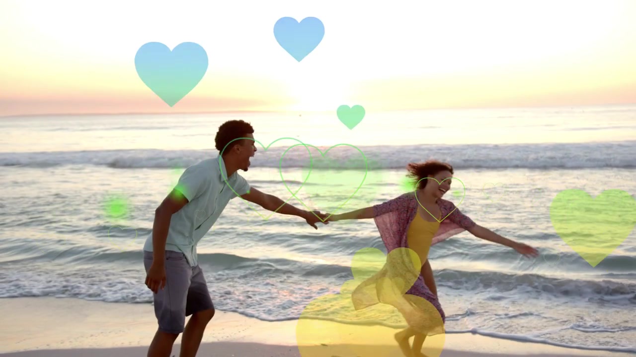 Coppia innamorata sulla spiaggia al tramonto, donna che corre e uomo che la raggiunge, con cuori fluttuanti sopra di loro, per pubblicità.