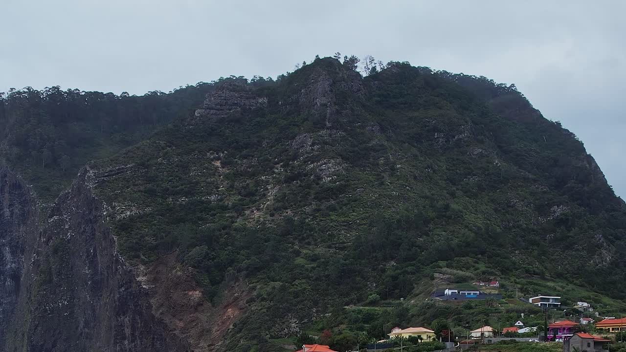 Fantastisk luftfoto av Madeira-fjellene og kysthusene i Portugal