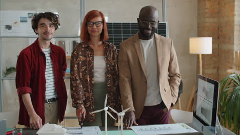 retrato de un equipo multiétnico de ingenieros de energía renovable en la oficina