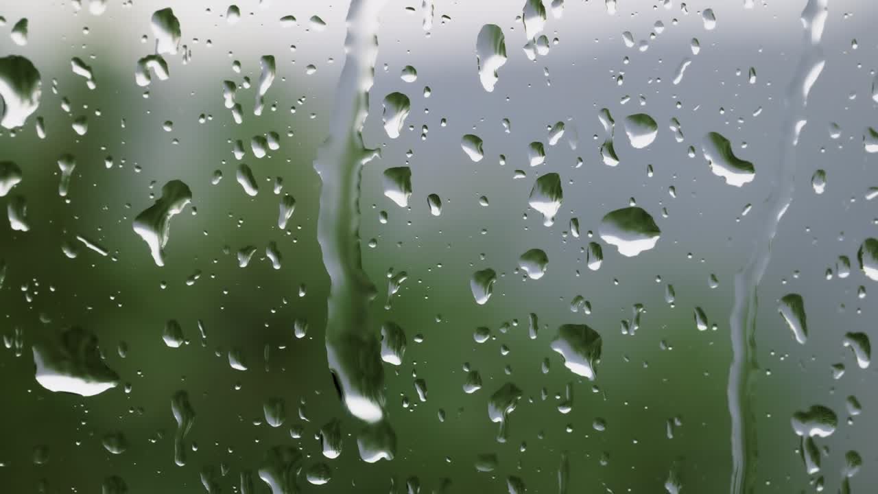 물의 매크로 방울: 유리 위에 물의 방울, 큰 비방울이 여름 폭풍 중에 창문 유리창에 부히고, 물의 매크로 방울, 텍스처 물, 슬라이더.