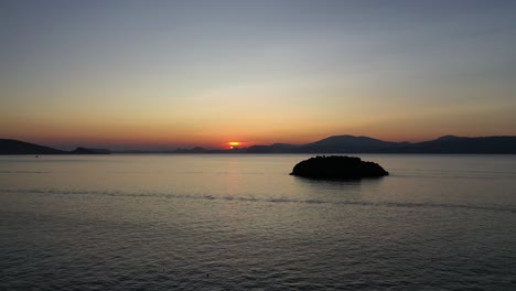 Eine-Kleine-Insel-Vor-Dem-Strand-Von-Vlychos-Plakes-Auf-Der-Insel-Hydra,-Griechenland