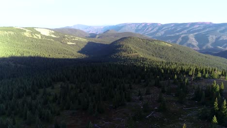 Maravillosas-Vistas-Y-Bosques-Asombrosos-En-Este-Vuelo-Sobre-Las-Montañas-Rocosas-De-Colorado