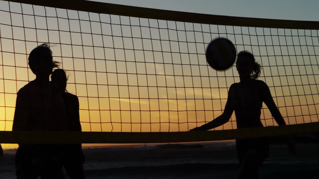 여자 배구 선수 들 이 배구 를 치고 있다 4k