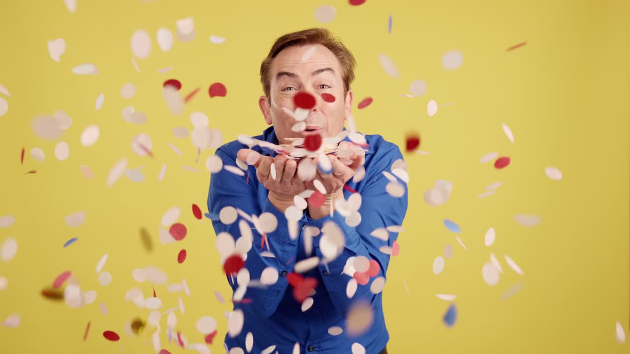 hombre feliz celebrando con confeti