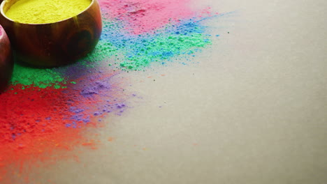 vídeo de polvos y cuencos multicolores con espacio de copia sobre fondo negro