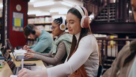 estudiantes que estudian en una biblioteca