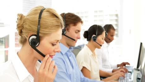 Call-Center-Agent-Bei-Einem-Anruf