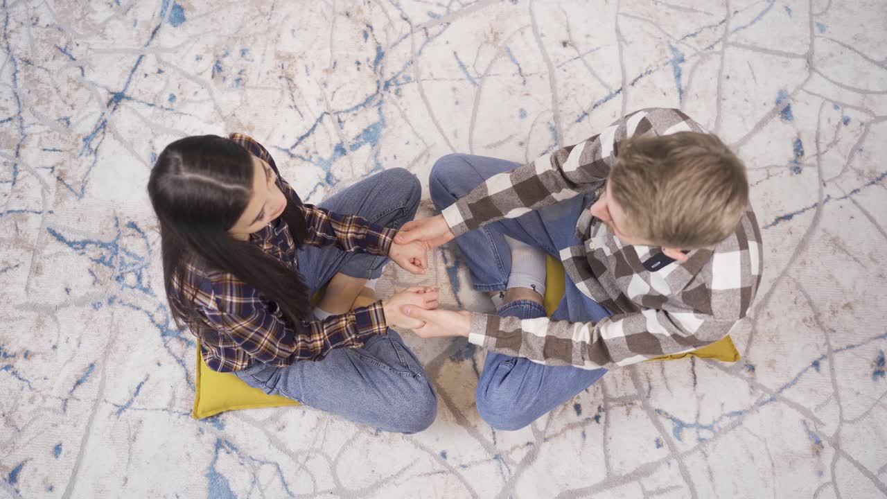 abrazar a una pareja joven se siente feliz y pacífico.