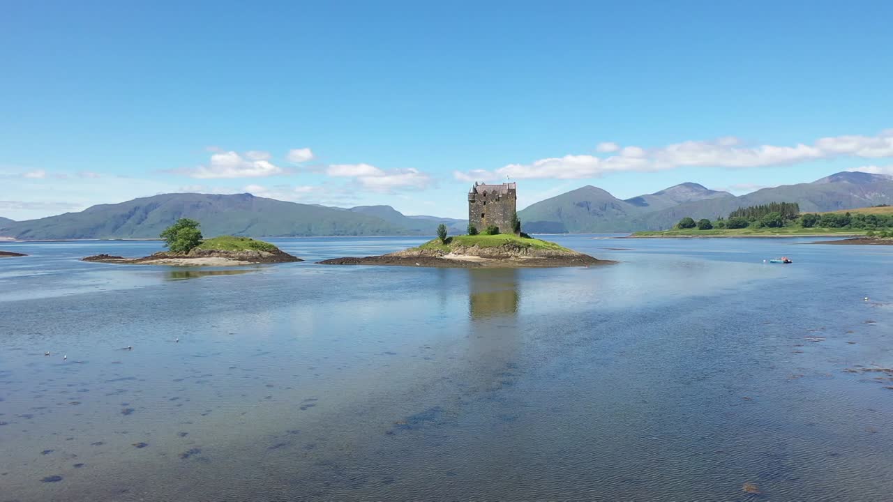 성 스토커의 인상적인 드론 샷, 호수를 따라 성을 향해 휩쓸고 날아 오르며 마무리