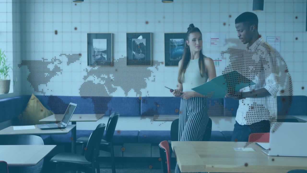 mapa del mundo y puntos de datos animación sobre diversos colegas discutiendo en la oficina moderna