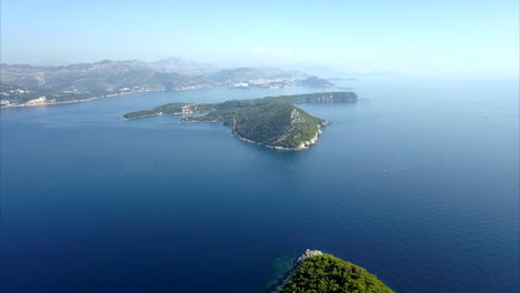 isla kolocep en croacia, imágenes aéreas con empuje lento