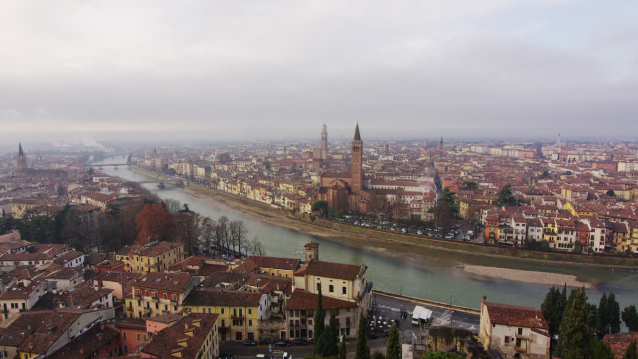 verona, italia in una giornata nuvolosa vista da castel san pietro, grandangolo rimpicciolire