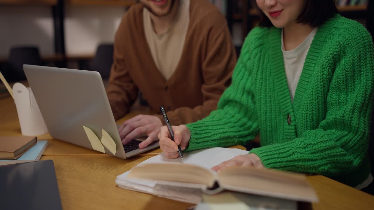 estudiantes estudiando juntos en una biblioteca